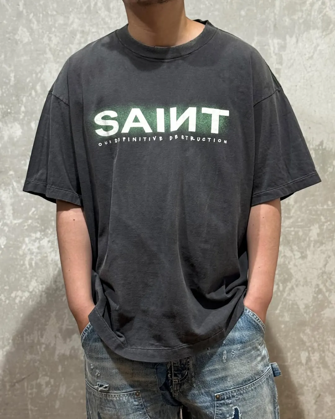 SAINT MXXXXXX SAINT SS TEE/BLK Green SAINT BOX LOGO short sleeves Washed black S-XL Look for cylindrical fabrics without side seams. Don’t buy open ones anymore. It’s boring. Assute garments are dyed. The whole piece is sprayed with horse-hair spray. Then spray it again to fade. The collar and cuffs are frayed. Many places are damaged. Authentic grade printing is restored. Accessories are complete. With little angel anti-counterfeiting label.